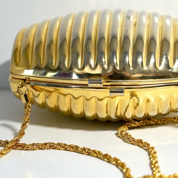 Vintage Saks Fifth Avenue Gold Metal Clamshell Minaudière Clutch Shoulder Purse - Picture 4 of 5